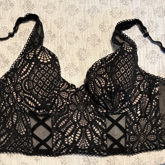 Super cute Victoria's Secret Black Lace corset Underwire Bra - Picture 1 of 4